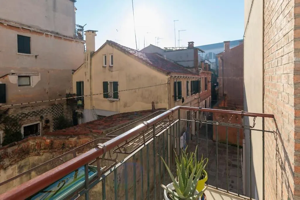 Casa Carla - Comodo Appartamento In Venice Cannaregio - 2 Camere Private 0*,  Italy